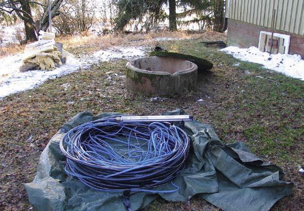 LIITE 3/17 Kuva 135. Porakaivon kunnostus. Toimenpiteessä pumppu nostetaan ylös, kaivo pestään painepesurilla ja pintavesien pääsy kaivoon estetään eristämällä kaivon yläosa.