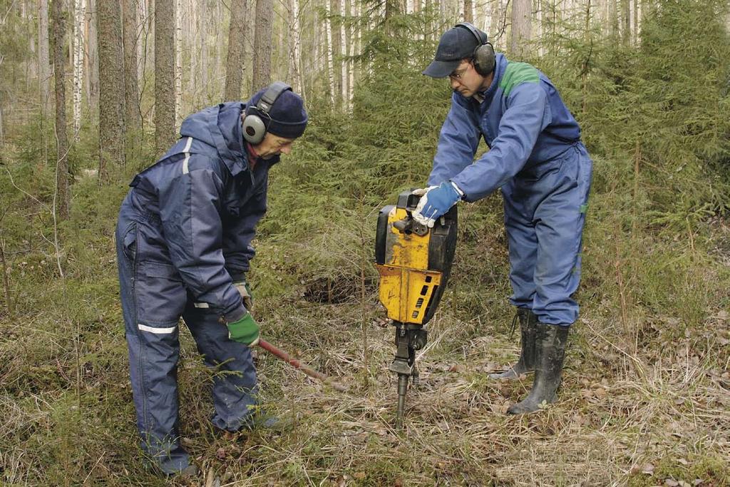Oppaassa kuvataan havainnollisia piirroksia ja valokuvia käyttäen pohjaveden muodostumisen periaatteita erilaisissa maa- ja kallioperäolosuhteissa sekä niiden vaikutusta kaivon sijoittamiseen ja