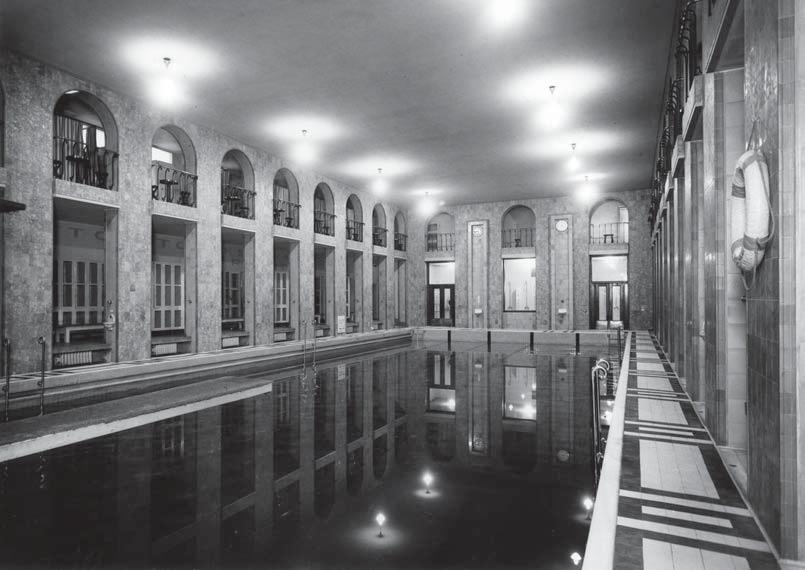 UIMAHALLISSA ON IKUINEN KESÄ Helsingin ydinkeskustaan kätkeytyy 1920-luvun kaupunkikulttuurin helmi, Yrjönkadun uimahalli.