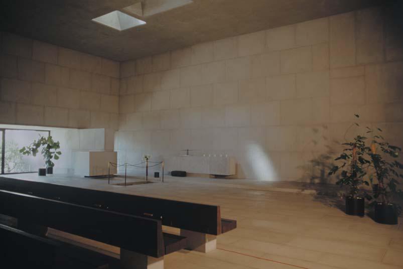 ESKO TOIVARI 2005 MUSEOVIRASTO Salon itäpuolella olevan Helisnummen hautausmaan siunauskappelin (Eero Eerikäinen 1964) sali on himmelimäisine sisäkattoineen valoisa, harras ja sisäänsä sulkeva.