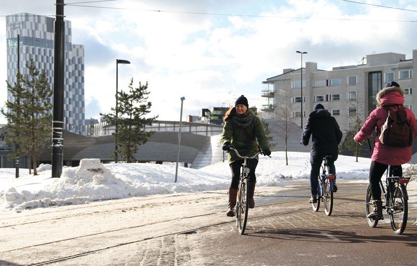 AKI ANTINKAAPO tarvittaessa suolaa ja lumen tultua sepeliä. Talven aikana levitetty sepeli poistetaan mahdollisimman aikaisin keväällä.