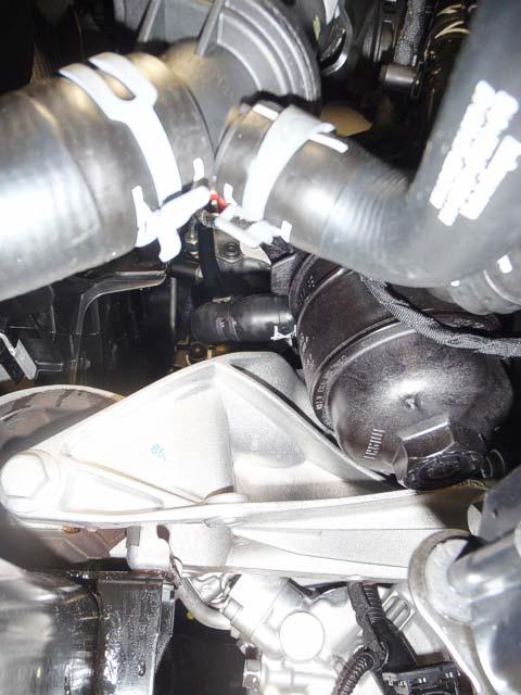 4/ Demonter platen under motoren. Varmeren monteres på H- siden av motoren. Demonter slangen () fra oljekjøleren. Monter x0 slangen () x30mm med den korte enden på varmerens (3) sidestuss.