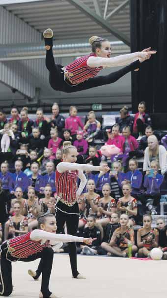 Tuhansilla toistoilla kohti joukkuevoimistelun MM-kilpailuja JOUKKUE- OVO Team ja OVO Junior Team tavoittelevat mitalia joukkuevoimistelun MM-kilpailuissa.