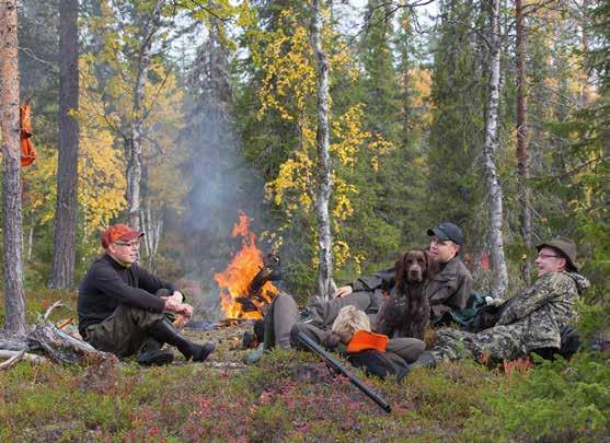 METSÄSTÄJÄN OPAS Metsästäjätutkinnon vaatimusten omaksumiseksi teoriaa on havainnollistettu valokuvilla, piirroksilla ja videoilla. n Suomen riistak