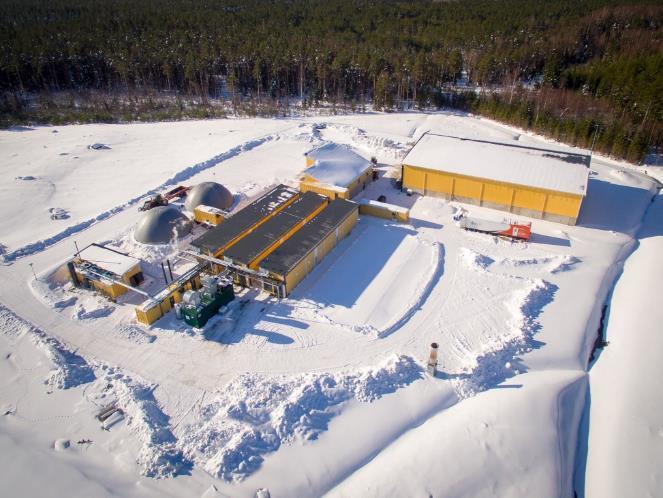 Lannan biokaasutus Koeajot kahdella erilaisella kuivamädätystekniikalla BioGTS Oy Jatkuvatoiminen, horisontaalinen tulppavirtausreaktori Syötetään vaakasuoran reaktorin toisesta päästä, sisällä