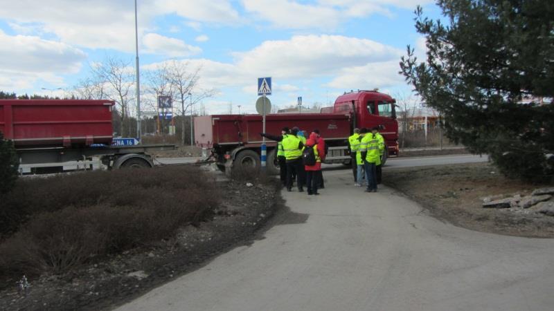 nopeusrajoituksista erityisesti suojateiden kohdalla.