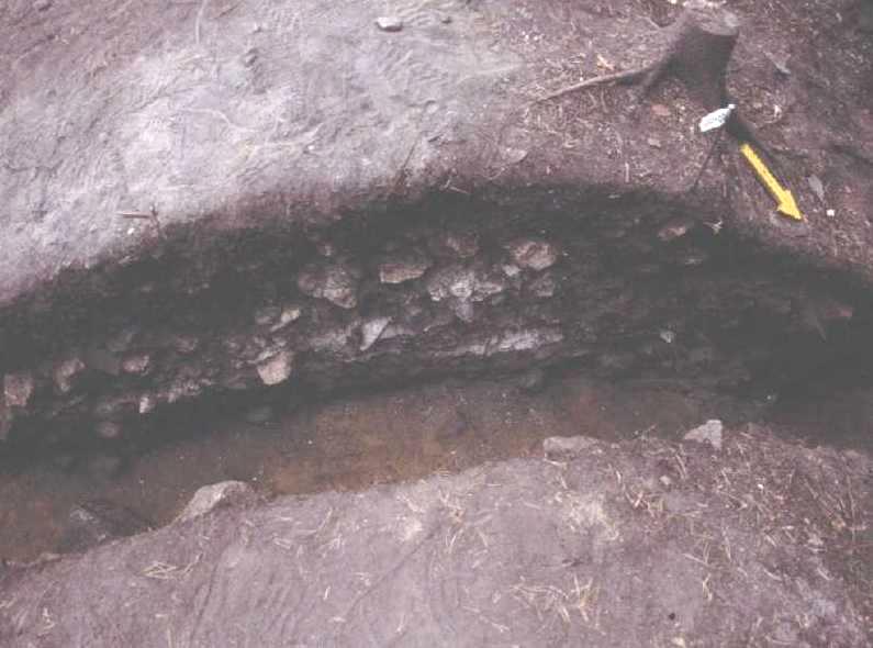 10 Kuva 4: Uunikuopan itäreunan kivimuuri eteläprofiilissa. Valok. V.-P. Suhonen Kivimuurin perustuksena oli sekä savea että täytemaata.