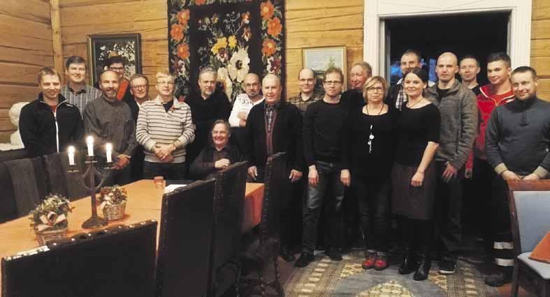 Tiistaina pääsin pölliauton kyytiin katsomaan kuljettajan työtä. Kiersimme monta varastoa ja haimme puut pois ja veimme ne sahoille.