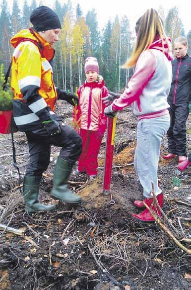 28 Tapahtumia syksyllä 2016: Tutustuimme perjantaina 23.9. metsänhoitoyhdistys Etelä-Savon toimesta kunnostettuun metsäautotiehen Tukiavaarantiellä Savonrannalla.