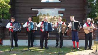 Vintageorkesteri Seminola tuo illan konserttiin tunnelmaa esittämällä harmonikan taitajien säveltämiä ikivihreitä ja tuntemattomampiakin schlaagerklassikoita