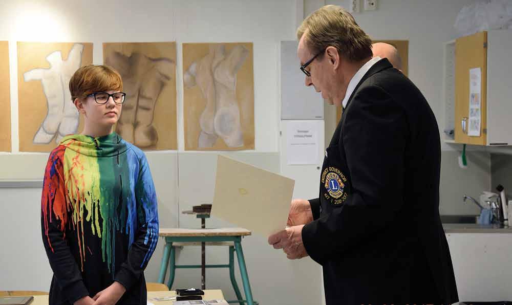 12 TERVALEIJONA 1/2017 Piirikuvernööri Aarto Mäkinen palkitsi sotkamolaisen Tenetin koulun oppilaan Rita Sirviön menestyksestä Rauhanjulistekilpailussa. Olemmeko mahdollisuuden omistajia?
