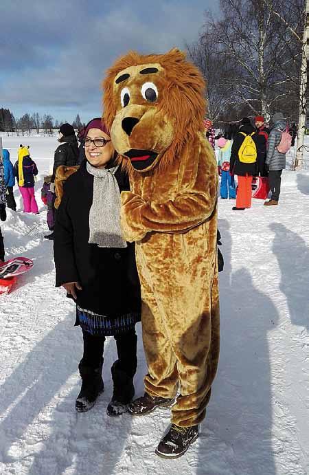 TERVALEIJONA 1/2017 5 Tiina Suutari Juhani Alanen Nea Gunnila pääsi laskiaissunnuntaina Memme-ponin kyytiin. Taluttajana Tanja Ahola.