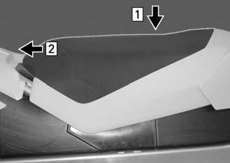 Käyttöohjekirjan sijainti Istuimen irrottaminen Pääset käsiksi istuimen alla olevaan käyttöohjekirjaan nostamalla istuintyynyn etuosasta, työntämällä istuinta napakasti eteenpäin vapauttaaksesi