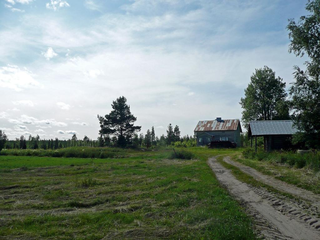 Esihistorialliset kohteet Maaperä on suureksi osaksi kallioista, kallioiden ja rämeiden välissä esiintyy kivikkoista maaperää ja karkeaa soraa.