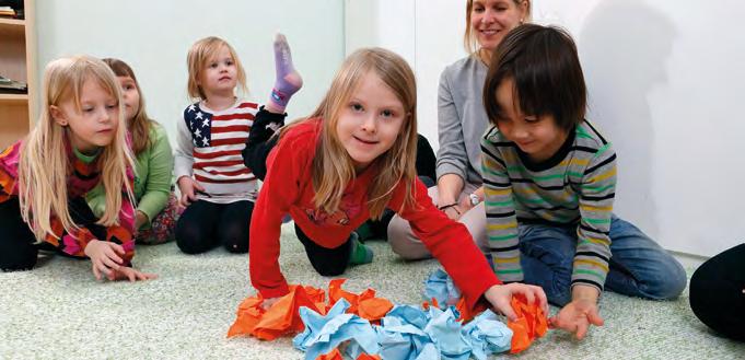 Hymy, katse, kosketus Lapsen kohtaaminen alkaa kauniista katseesta, hymystä, lempeän ystävällisestä äänestä ja lapsen tasolle asettumisesta.