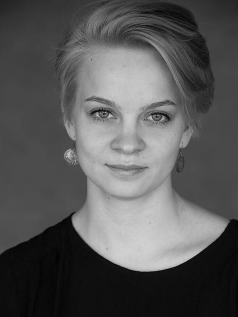 Katriina Tavi Katriina Tavi on helsinkiläinen tanssitaiteilija, joka haaveilee siitä, että saisi taiteilijana antaa aikaa ja tilaa ihmisyydelle, sen liikkeelle ja outoudelle ja tärkeydelle.
