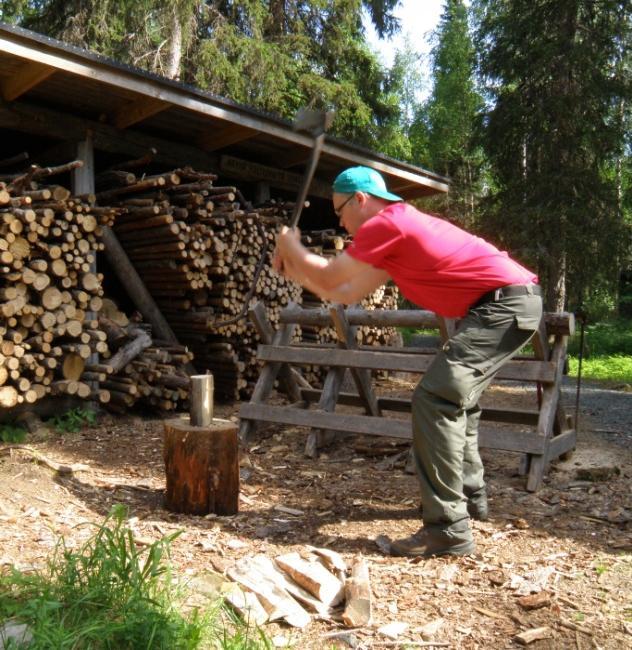 26 suuri kävijämäärä. Savilammen nuotiopaikalla roskia päätyi myös tuhkille tarkoitettuun säiliöön.