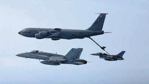 Kuva Ilmavoimat. artikkelit Suomalainen F-18 ja yhdysvaltalainen F-16 tankkaavat USAFE:n KC-135 -ilmatankkauskoneesta.