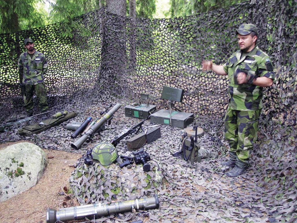 Teema: Vapaaehtoinen maanpuolustus Ruotsin Hemvärnetin sotilaskoulutusta. Käynnissä on kouluttajan johdolla pidettävä panssarintorjuntarasti.
