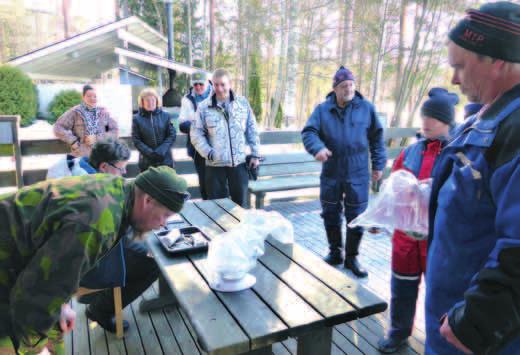 Päivää jatkettiin sitten tietenkin saunomalla, grillaamalla ja lapset