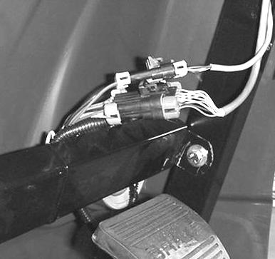 7. Kytke Spray Pro -johtimien liittimet kojelaudan alla oleviin kiinnittimiin (kuva 5). Kuva 5. Liittimet ruiskuttimesta.
