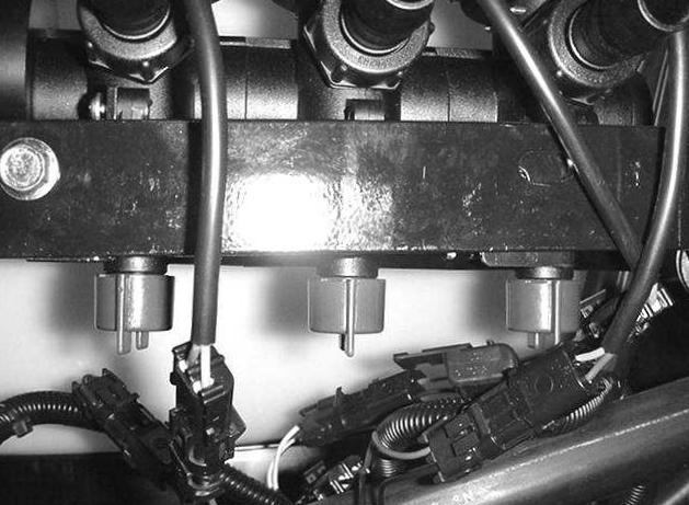 6. Paina kaasupoljin pohjaan ja aseta moottorin tyhjäkäynnin kierrosnopeuden säätökytkin Päällä-asentoon. 7. Käynnistä pumppu asettamalla pumpun kytkin Päällä-asentoon. 8.