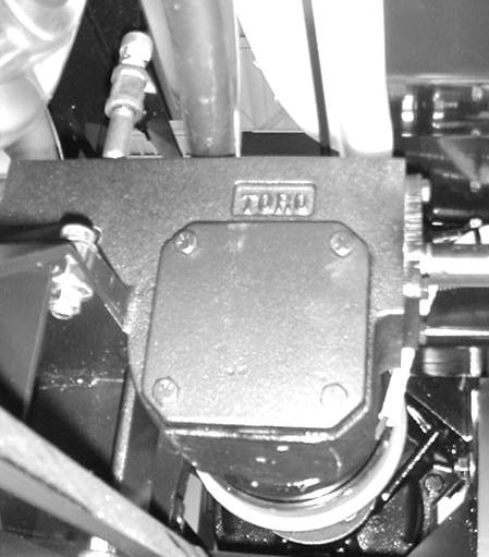 . Sijoita astia pumpun käyttöpyörästön tyhjennystulpan alle.. Löysää säätöruuvia, joka kiinnittää nupin seisontajarruvipuun. 3 3. Pumpun käyttöpyörästö. Täyttöputki Kuva 49 3. Tyhjennystulppa 3.