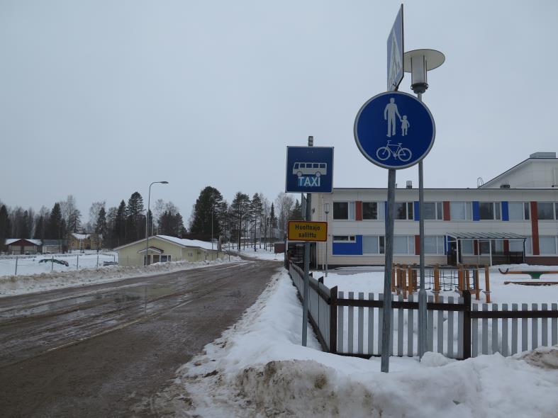 VALOKUVIA KOULUKESKUKSELTA Koulukujan itäpää on yksisuuntainen aina koulukeskuksen parkkialueelle