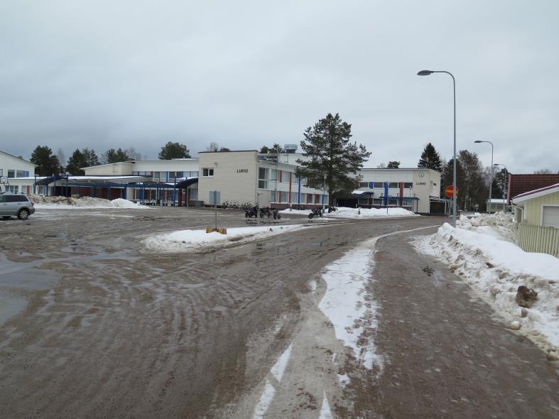 Kujan molemmin puolin kulkee yhdistetyt jalankulun ja pyöräilyn väylät.