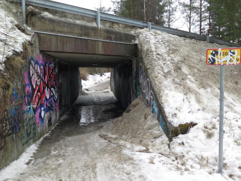 VALOKUVIA KOULUKESKUKSELTA Keskitien jalankulun ja pyöräilyn alikulku ei ole kovinkaan