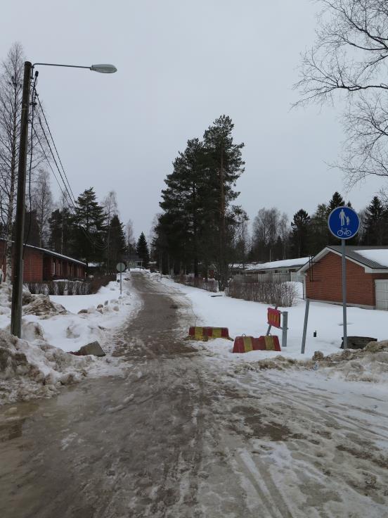 ahdas. Yläpuoliselta Keskitieltä puuttuu lisäksi lumisuojat.