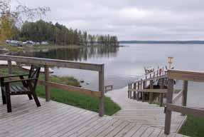 ) Perinteinen juhannuskokko torin viereisessä rannassa aattoiltana.