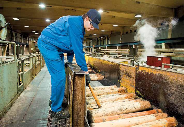 Päivämies Jani Nuolimo näytti ergonomisia työasentoja Sappin Kirkniemen tehtaalla 5.10.2015. Kuva liittyi Paperiliitto-lehden juttuun.