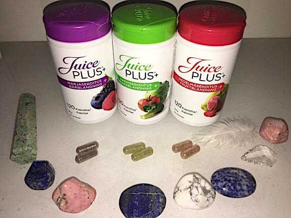JUICE PLUS+ kapselit Juice PLUS+ on 30:stä erilaisista, kypsinä poimituista, vihanneksesta, hedelmistä ja marjoista tehtyjä kapseleita.