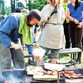 RAVINTOLAPALVELUT Pirkkalan muinaismarkkinoilla on lauantaina ja sunnuntaina tarjolla Reipin tilan viikinkiherkkuja.