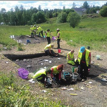 Kokeilemaan pääsee muun muassa sepäntaitoja, ulkokeittiössä kokkaamista ja miekkamiehen varustusta. Tursiannotkon tunnelmaan johdattelee ääniopastus, jossa viikinkiajan perhe kertoo kylän elämästä.