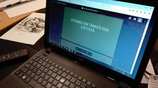 8 Tieto, taito ja tunne Tylsän näköisen kasarmirakennuksen yläkerrassa odotti iloinen yllätys. Erheellisesti luulin että luentosalissa istuvat naiset olisivat hiljaisia ja rauhallisia.