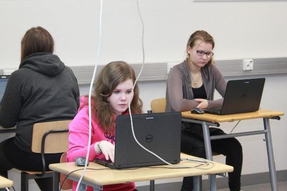 ILMOITUSTAULU Sähköisten viestintäpalveluiden lisäksi lukiokäytävällä on ilmoitustaulu, joita on myös syytä säännöllisesti seurata.