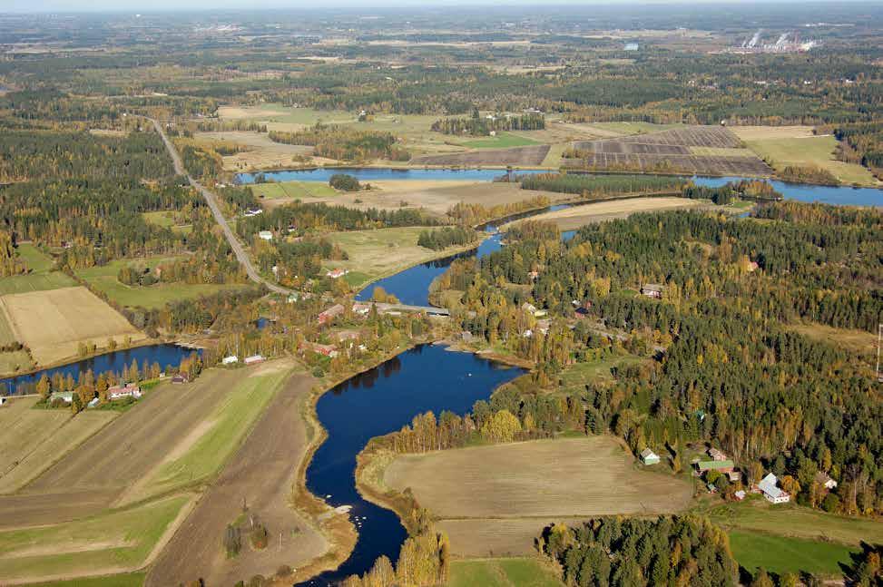 Hurukselan kylää ilmasta kuvattuna. Etualalla Hirvenjoki, vasemmalla Leppäjoki. län poikki kulkee maantie 357 Karhulasta njalaan.