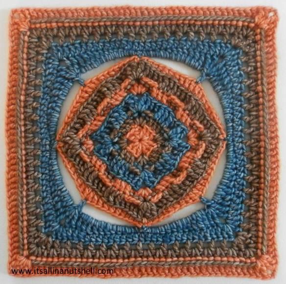 Olen suunnitellut 12 tuuman (30cm) peittoneliön erityisesti CAL-Crochet A Long facebook ryhmän ensimmäistä syntymäpäivää ajatellen.