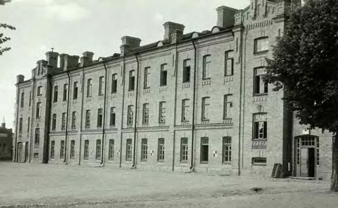 Rakennus 1:n päätyjulkisivussa korostuu