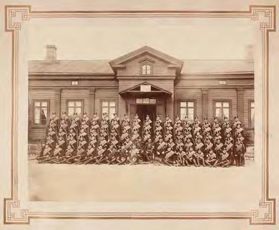 7. Hämeenlinnan tarkk ampujapataljoonan 1. komppania ryhmäkuvassa 1891 1892. Kuvan keskellä istuu komppanian päällikkkö alikapteeni Gustaf Emil af Enehjelm vieressään luutnantti Karl Gunnar Winter.