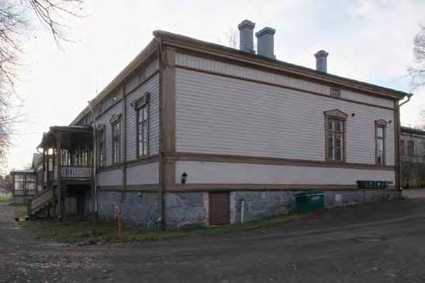 Eureninkadun puoleinen rakennuksen 4 sisäänkäynti ja pohjoispäädyn julkisivu.