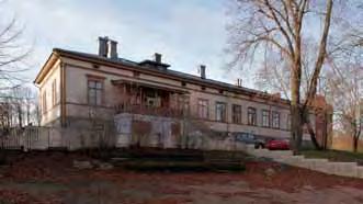 Idänpuoleinen julksivu. Keittiöporras on myöhäisempi lisäys.
