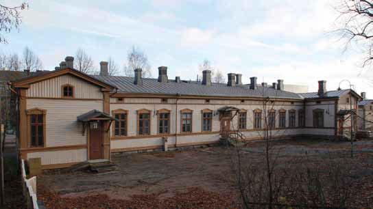 Rakennuksen 8 pihanpuoleinen julkisivu länteen.