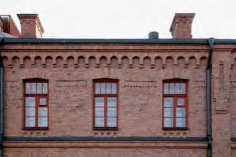 Attikoihin on sijoitettu pyörökaari-ikkunat.