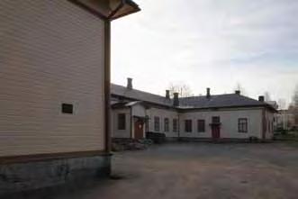 alueelle. Miehistökasarmin pihanpuoleinen näkymä.