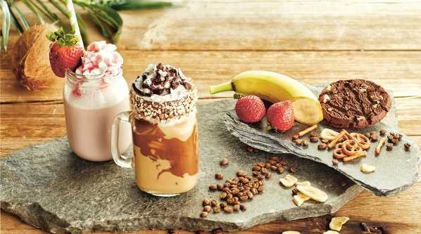 MIKÄ IHMEEN FREAKSHAKE? Pikkuhiljaa Suomessakin on alettu puhua freakshakeista, friikkipirtelöistä tai överipirtelöistä rakkaalla lapsella on monta nimeä.