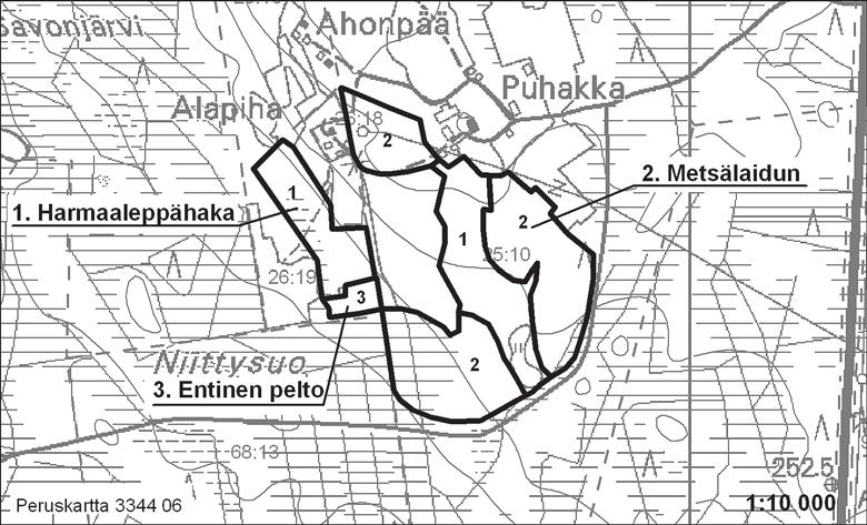 Perinnebiotoopit ympäröivät tilakeskuksen vieressä, loivassa lounaisrinteessä olevia peltoja. Peltoaukean viereen voimakkaan laidunnuksen alueelle on syntynyt puistomaisia harmaaleppähakoja.