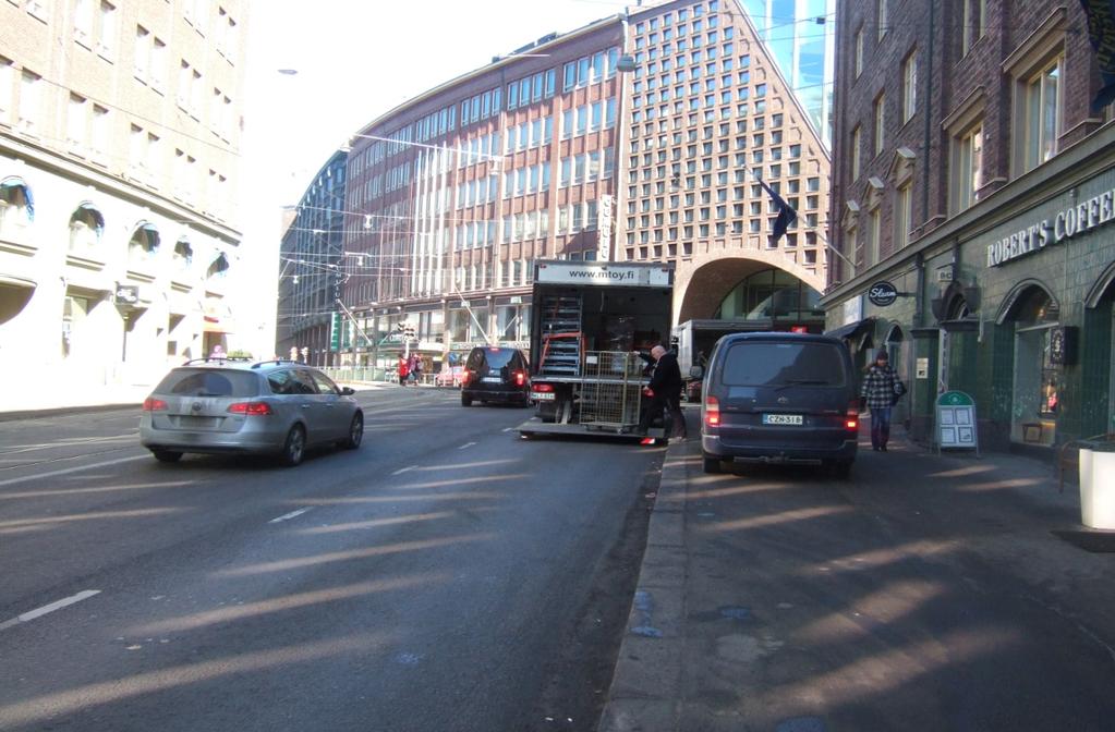 Monet jakelukuljettajat ajavat Helsingin Kaisaniemenkadulla autonsa jalkakäytävälle, vaikka liikennemerkki sallii pysäyttämisen